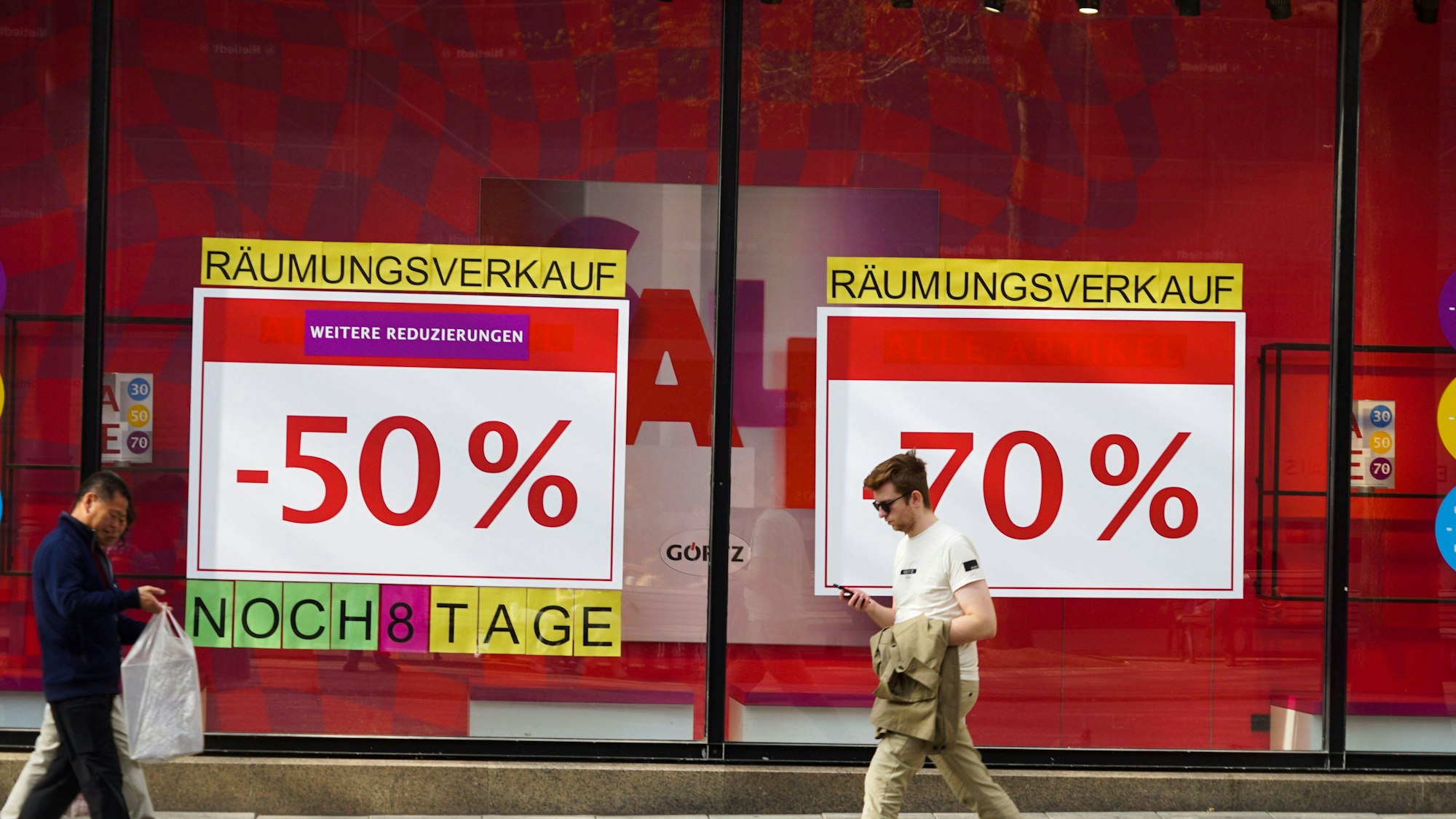 Ein Görtz-Schaufenster mit Rabatt-Plakaten weist auf einen Räumungsverkauf hin. (Symbolbild)