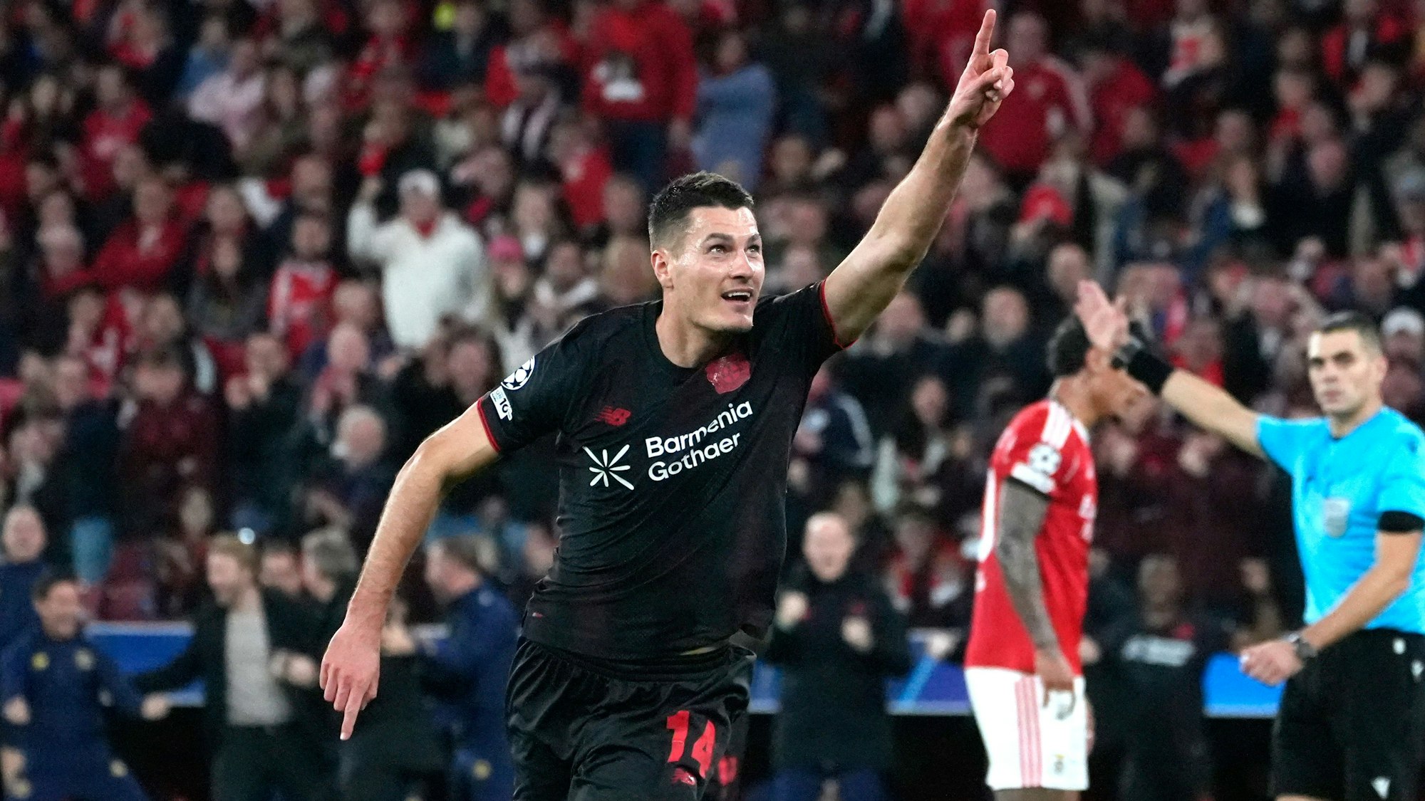 05.11.2025, Portugal, Lissabon: Fußball: Champions League, Benfica Lissabon - Bayer Leverkusen, Leverkusens Patrik Schick jubelt nach seinem Führungstreffer. Foto: Ana Brigida/AP/dpa +++ dpa-Bildfunk +++