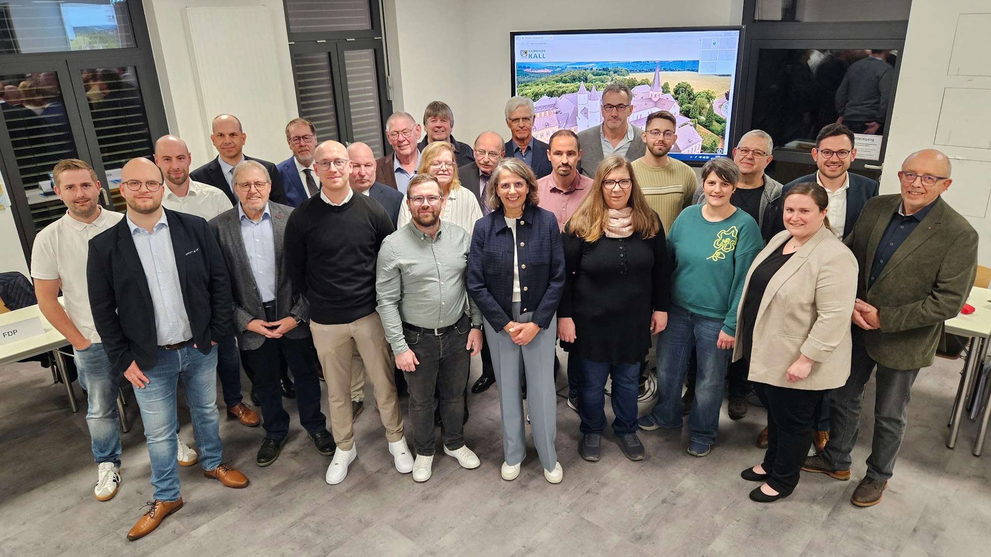 Die neuen Ratsmitglieder und Bürgermeister Emmanuel Kunz (2.v.r.) stehen neben- und hintereinander.
