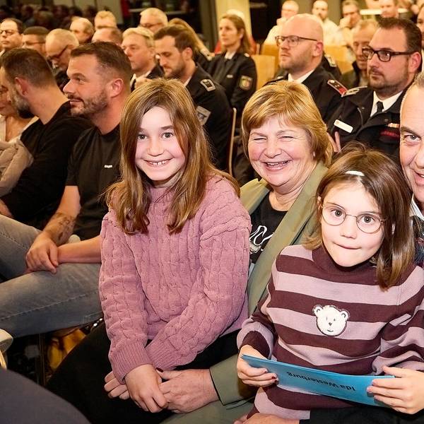 Der scheidende Bürgermeister Rudolf Westerburg mit seiner Frau Irene und den Enkelinnen Paula (links) und Ida.