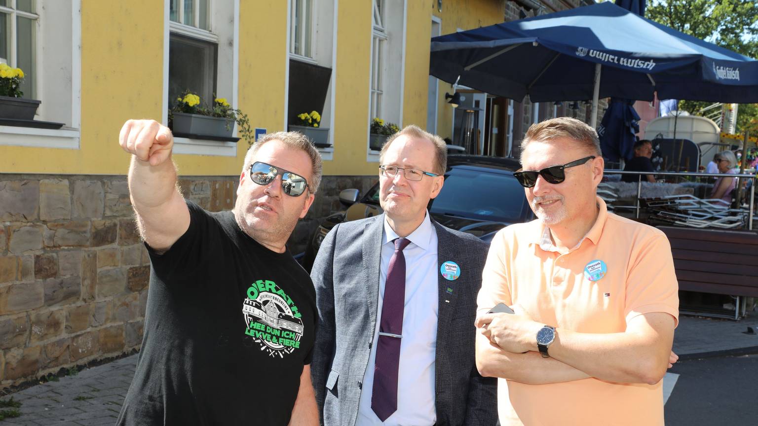 Andreas Koschmann (l.), Michael Eyer (r.) und Hans Schlömer stehen auf dem Stadtfest in Overath.