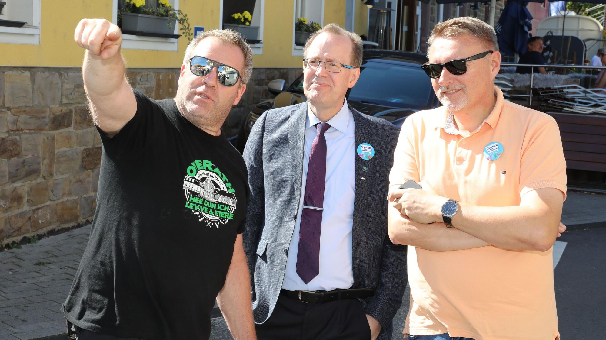 Andreas Koschmann (l.), Michael Eyer (r.) und Hans Schlömer stehen auf dem Stadtfest in Overath.