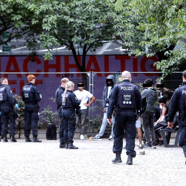 Die Polizei bei einer Kontrolle am Drogenhotspot Neumarkt