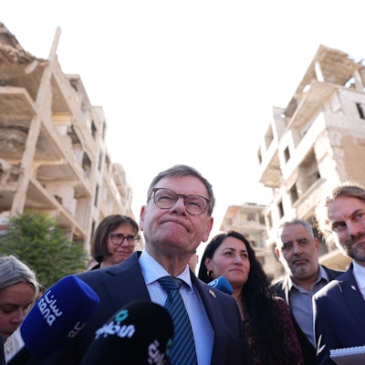 Harasta am 30. Oktober: Bundesaußenminister Johann Wadephul (M., CDU) während seines Besuchs eines humanitären Projekts mit Raed Saleh (r.), Minister für Katastrophenschutz in Syrien