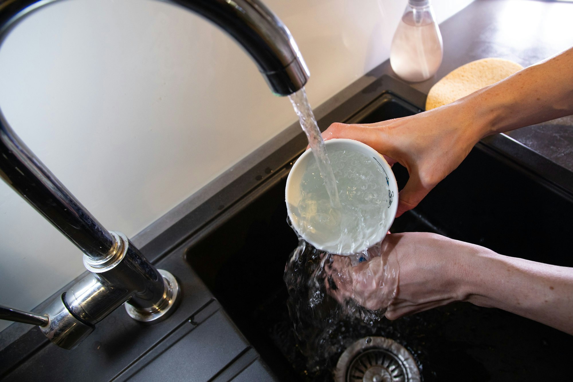 Zum Schluss den Becher mit klarem Wasser ausspülen und die Tasse sieht aus wie neu.
