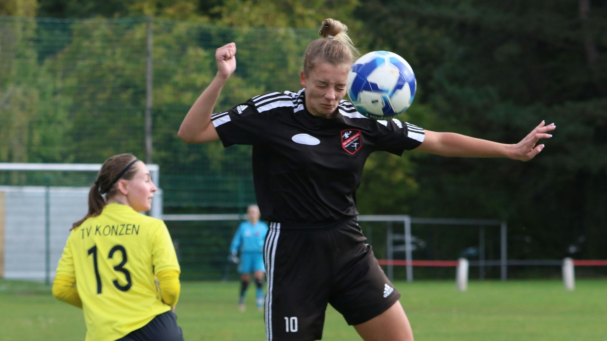 Mit dem Kopf fängt Anna Bönsch einen Angriff des TV Konzen ab.