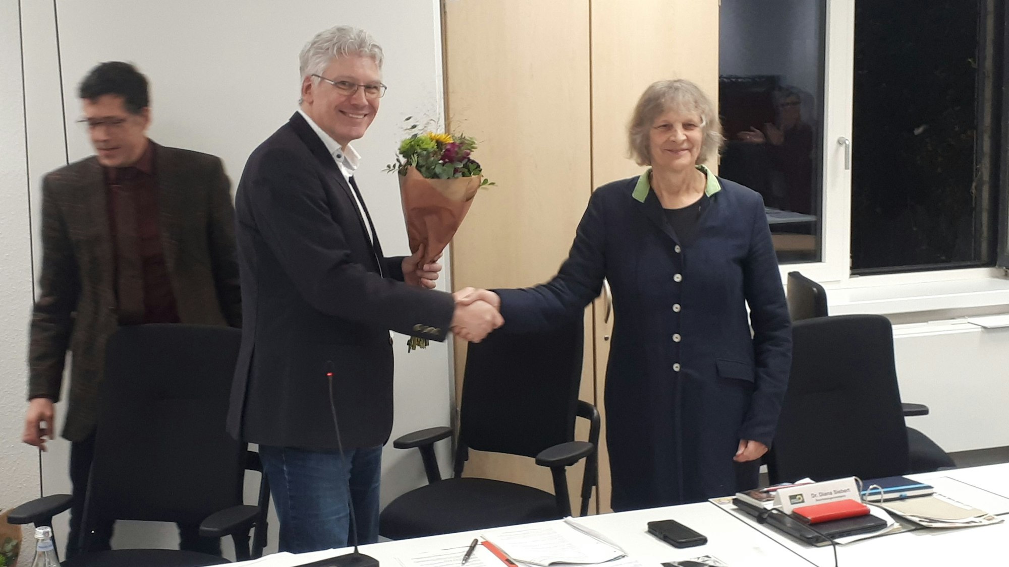 Christoph Schmitz (CDU), der die Sitzung eröffnete, gratuliert Diana Siebert zur Wiederwahl als Bezirksbürgermeisterin.