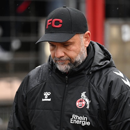 25.10.2025, xophax, Fussball Regionalliga West Südstadion Fortuna Köln gegen 1.FC Köln II Trainer Evangelos Sbonias 1.FC Köln DFL/DFB REGULATIONS PROHIBIT ANY USE OF PHOTOGRAPHS as IMAGE SEQUENCES and/or QUASI-VIDEO Köln *** 25 10 2025, xophax, Soccer Regionalliga West Südstadion Fortuna Köln vs 1 FC Köln II Coach Evangelos Sbonias 1 FC Köln DFL DFB REGULATIONS PROHIBIT ANY USE OF PHOTOGRAPHS as IMAGE SEQUENCES and or QUASI VIDEO Köln