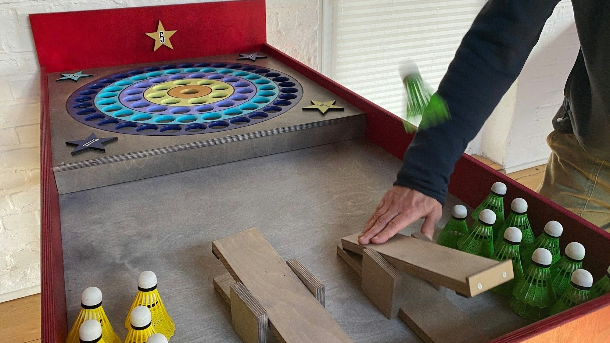 Zu sehen ist ein Katapult für Badmintonbälle.