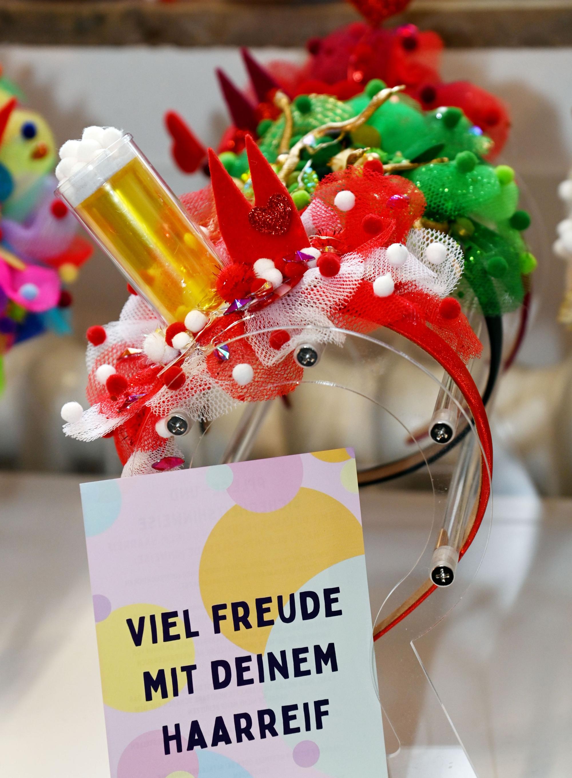 Haarreifen in verschiedensten Ausführungen sind hintereinander auf ein Plastikmodell geklemmt.