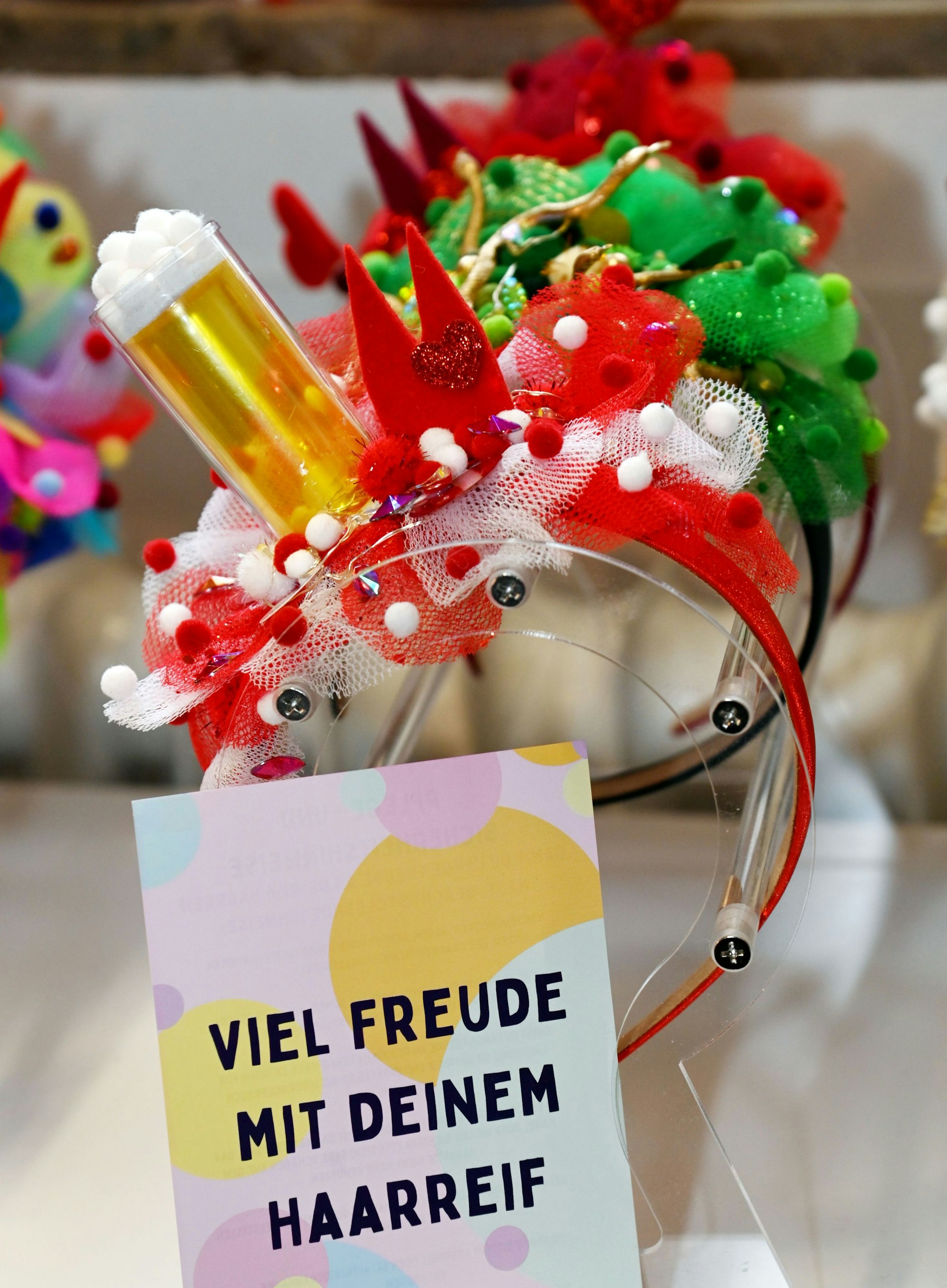 Haarreifen in verschiedensten Ausführungen sind hintereinander auf ein Plastikmodell geklemmt.