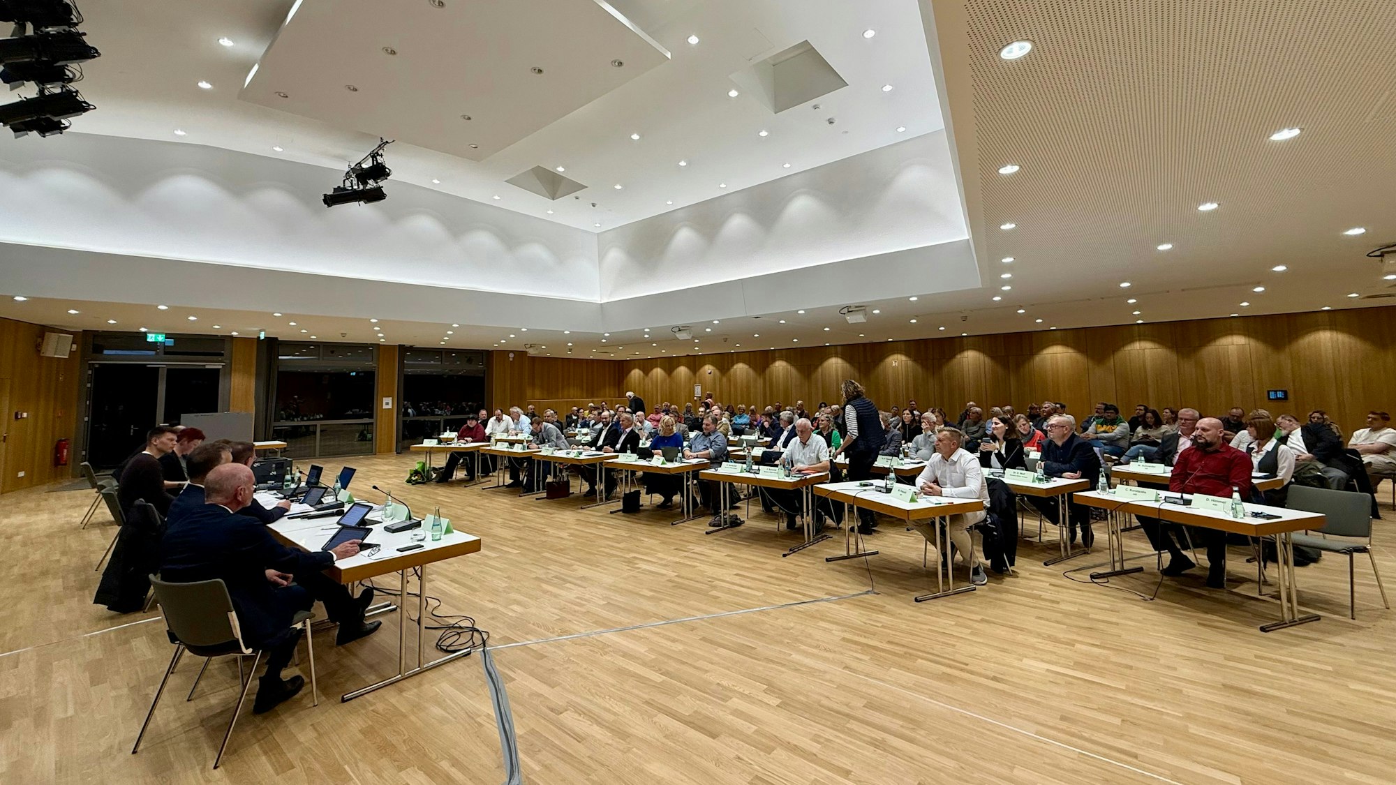 Der Stadtrat Burscheid bei seiner konstituierenden Sitzung im Kulturforum.