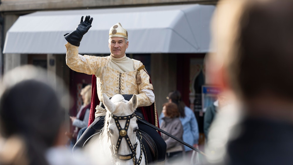 Eine als Sankt Martin verkleidete Person reitet