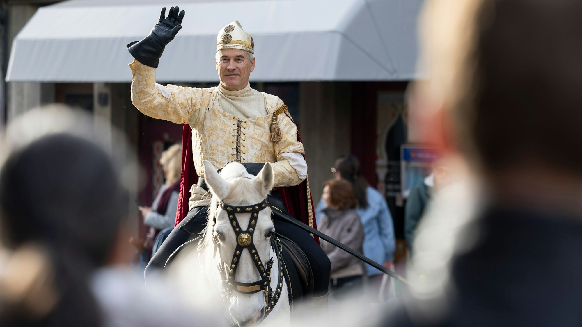 Eine als Sankt Martin verkleidete Person reitet