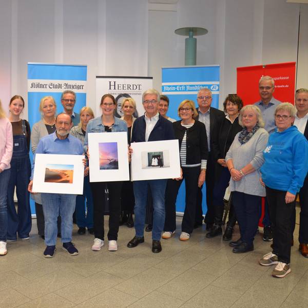 Zu sehen sind die Gewinner und die Organisatoren des Fotopreises.