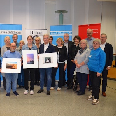 Zu sehen sind die Gewinner und die Organisatoren des Fotopreises.
