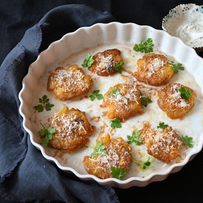 Zusammendrücken erlaubt: Gequetscht werden die Kartoffeln im Ofen zu knusprigen Talern.