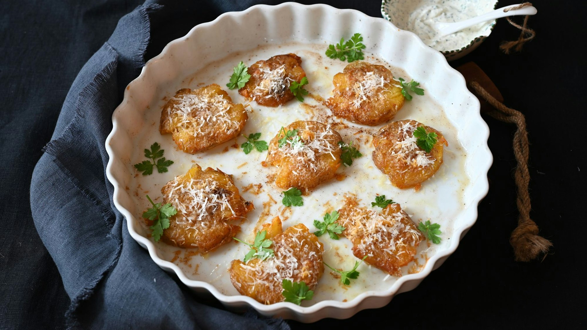 Zusammendrücken erlaubt: Gequetscht werden die Kartoffeln im Ofen zu knusprigen Talern.