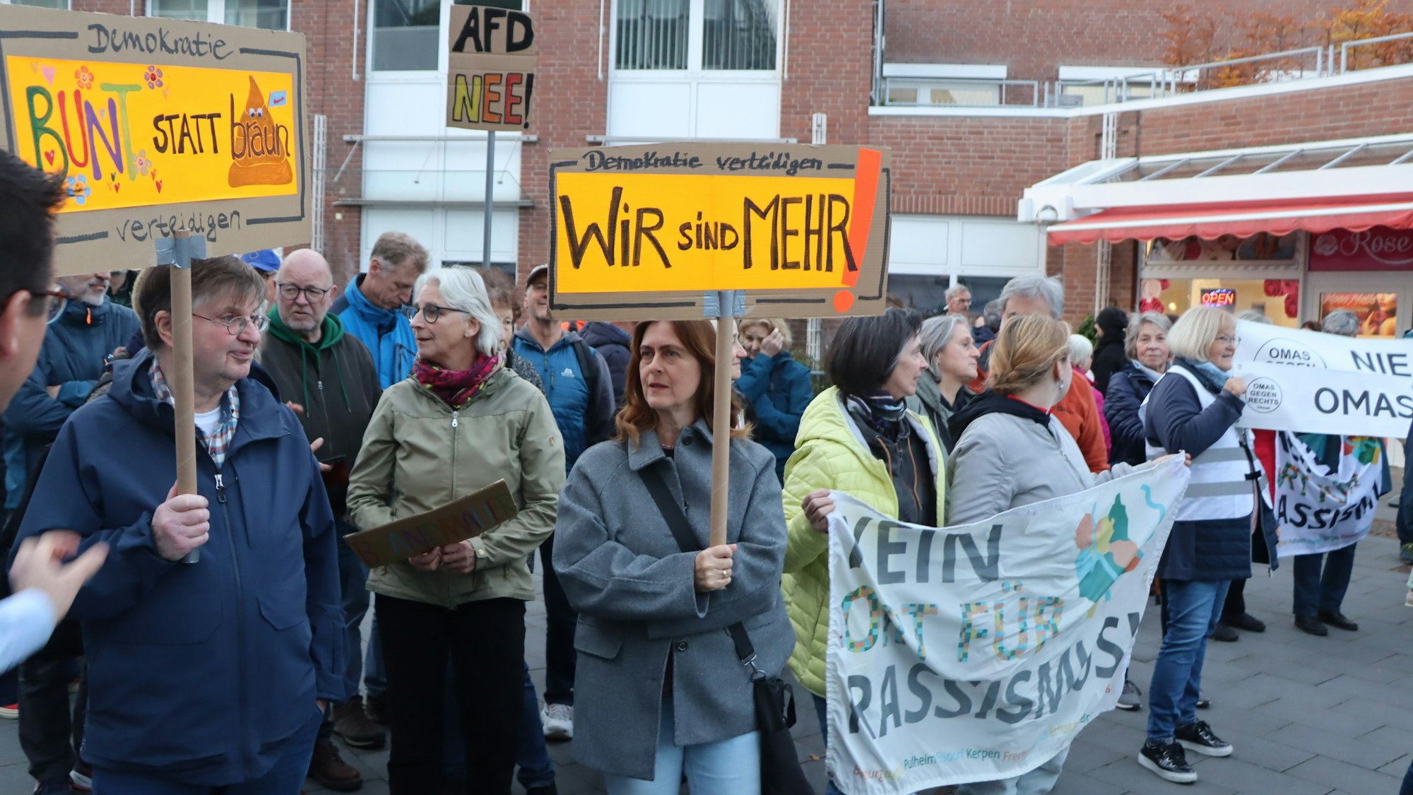 Das Foto zeigt Demonstranten, die gegen die AfD protestieren.