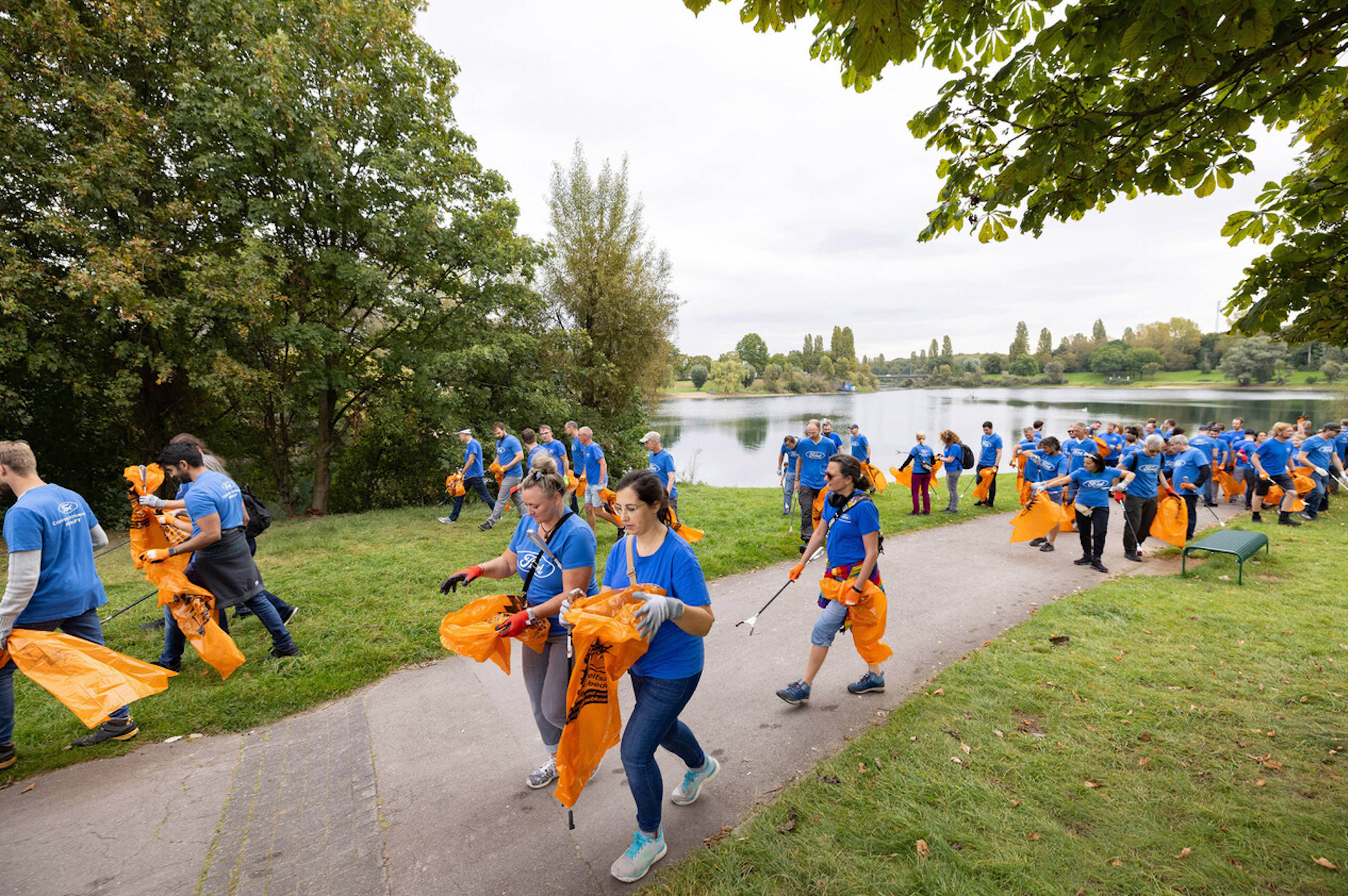 Aufräumaktion mit über 100 Ford Freiwilligen am Fühlinger See