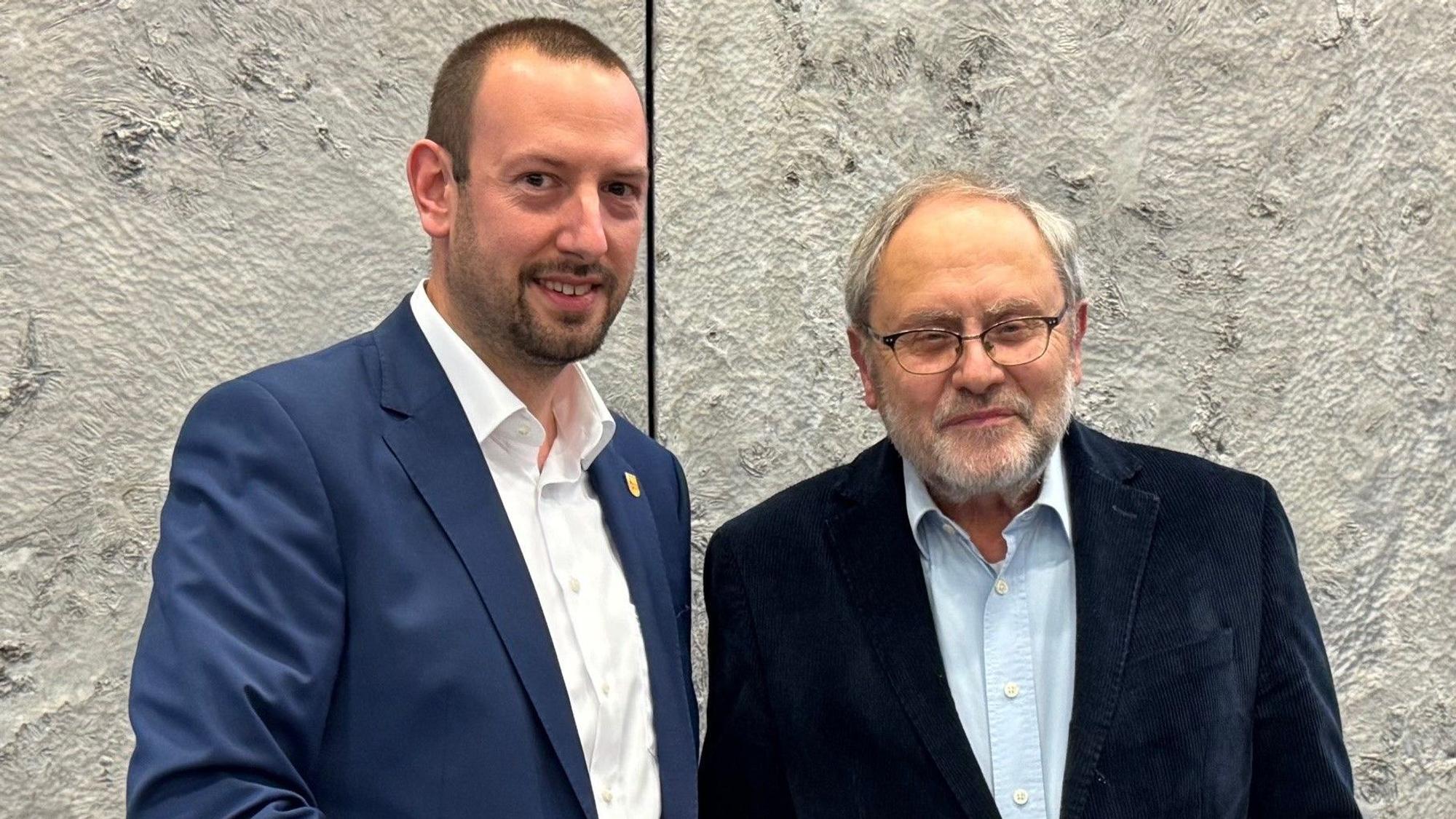 Altersvorsitzender Wilfried Hanft, seit 1975 im Rat, vereidigte den neuen Bürgermeister Christian Mandt.