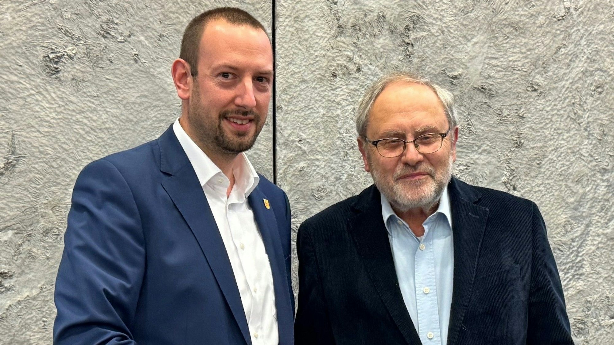 Altersvorsitzender Wilfried Hanft, seit 1975 im Rat, vereidigte den neuen Bürgermeister Christian Mandt.