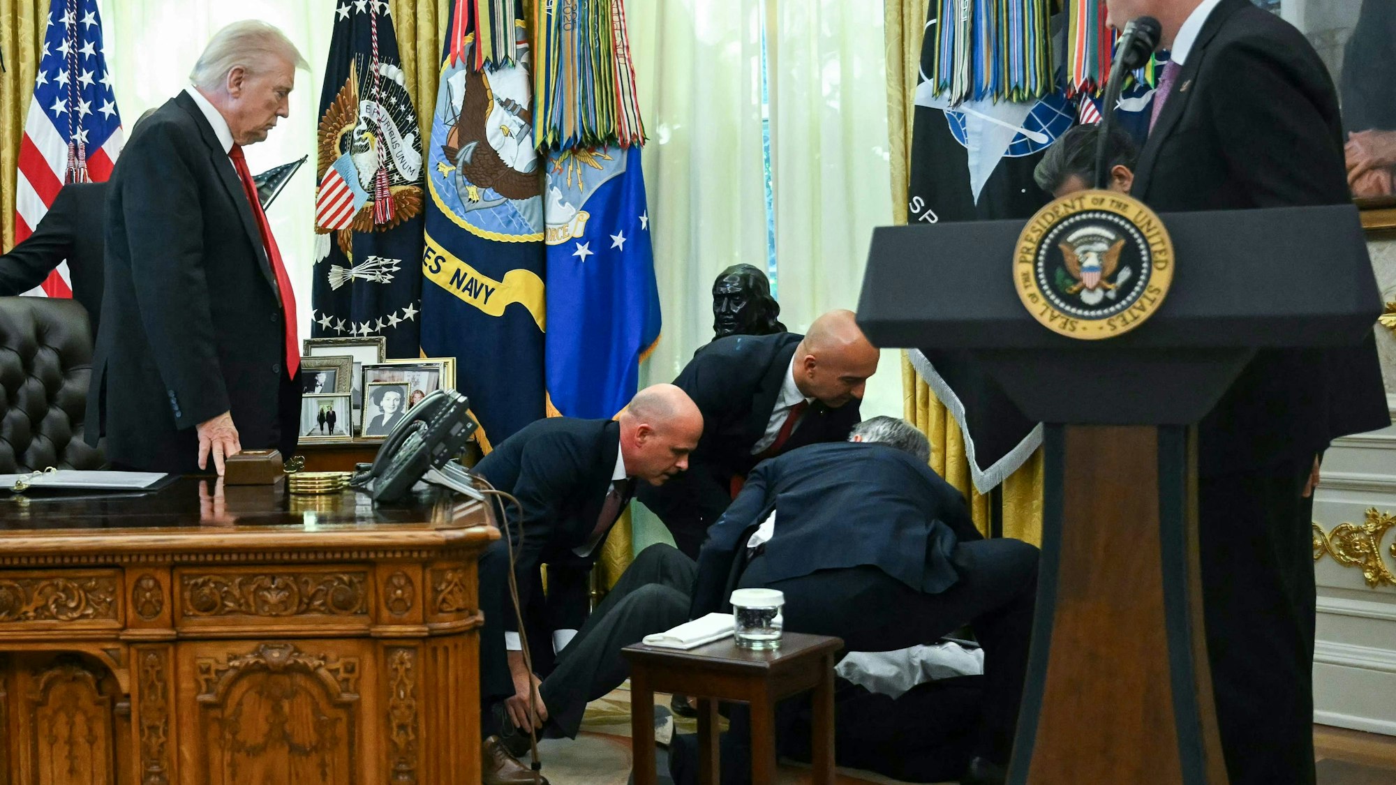Donald Trump schaut auf einen Mann, der während einer Pressekonferenz am Donnerstag (6. November) im Weißen Haus zusammenbrach.