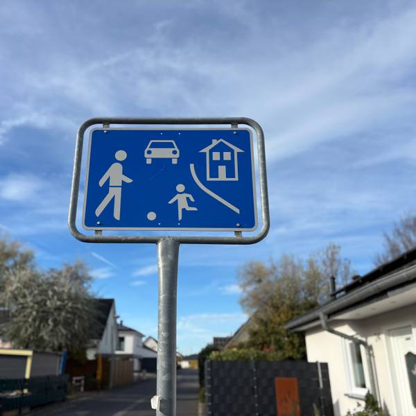Das blau-weiße Schild an der Kreuzung Gerberstraße - Heinrich-Rosen-Allee markiert eine verkehrsberuhigte Zone.