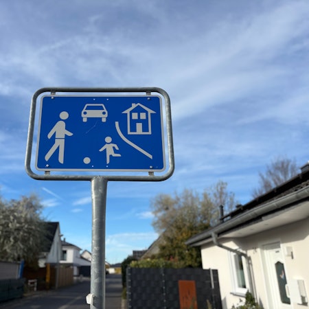 Das blau-weiße Schild an der Kreuzung Gerberstraße - Heinrich-Rosen-Allee markiert eine verkehrsberuhigte Zone.