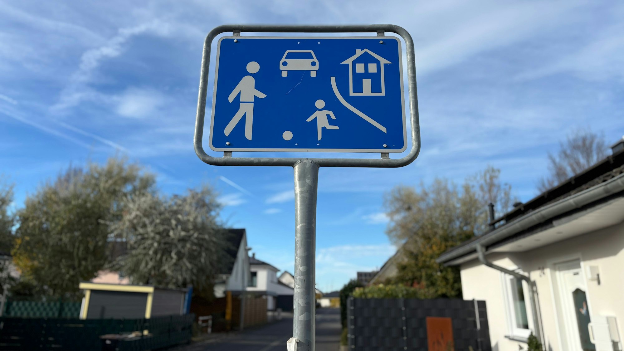 Das blau-weiße Schild an der Kreuzung Gerberstraße - Heinrich-Rosen-Allee markiert eine verkehrsberuhigte Zone.