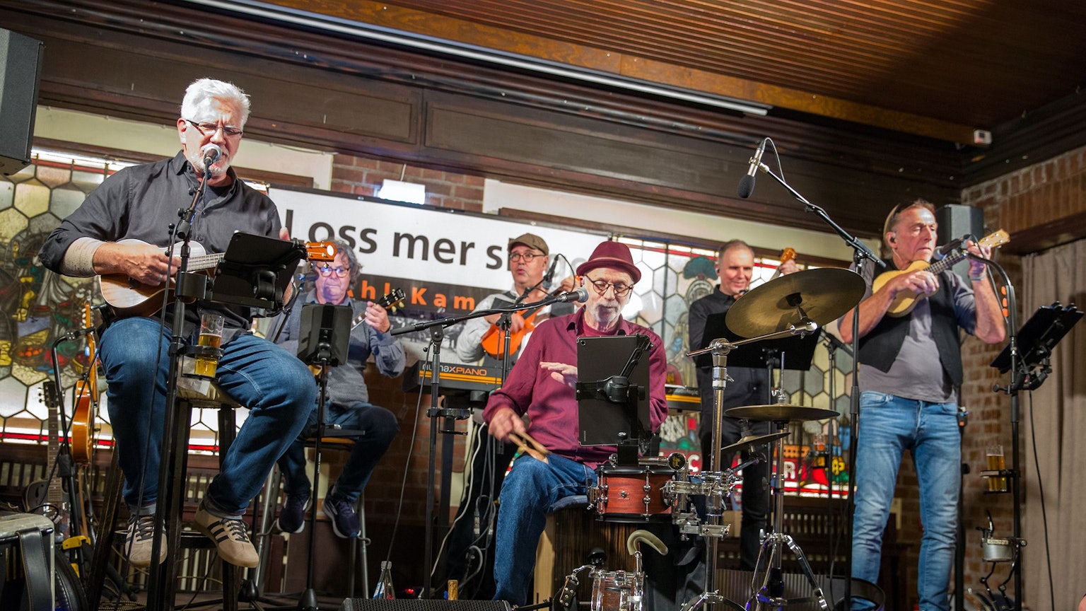 Premiere im kölschen Jubiläumsjahr 2025: die „Ahl Kamelle“-Band im Brauhaus „Em Kölsche Boor“ am Eigelstein mit Flitsch.
