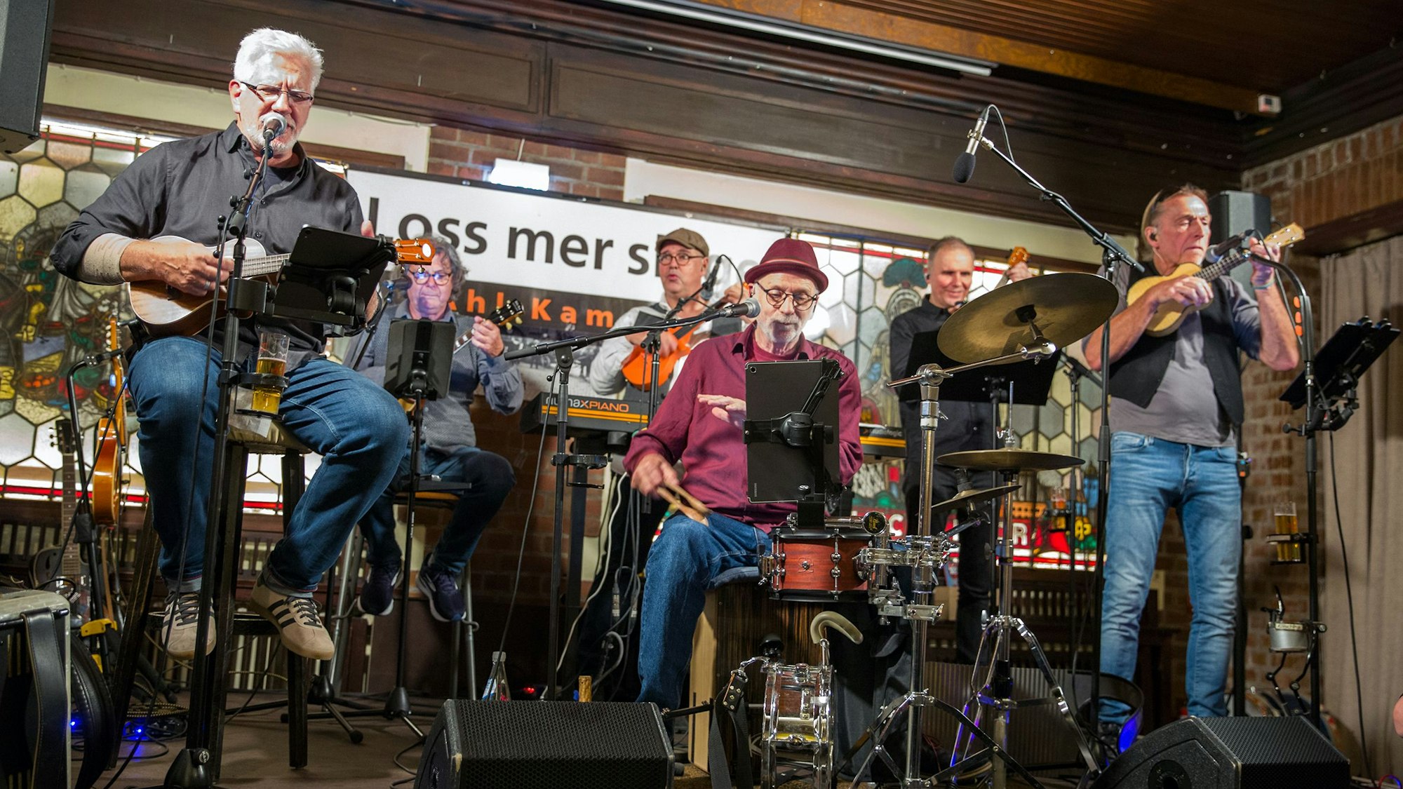 Premiere im kölschen Jubiläumsjahr 2025: die „Ahl Kamelle“-Band im Brauhaus „Em Kölsche Boor“ am Eigelstein mit Flitsch.