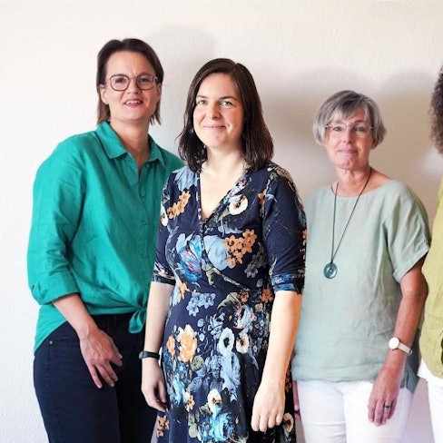 Auf dem Bild ist ein Kolleginnenteam aus vier Frauen zu sehen.