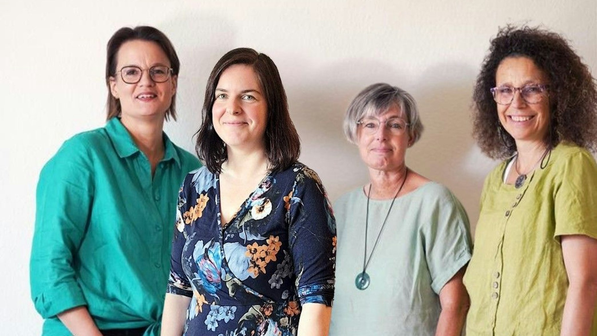 Auf dem Bild ist ein Kolleginnenteam aus vier Frauen zu sehen.