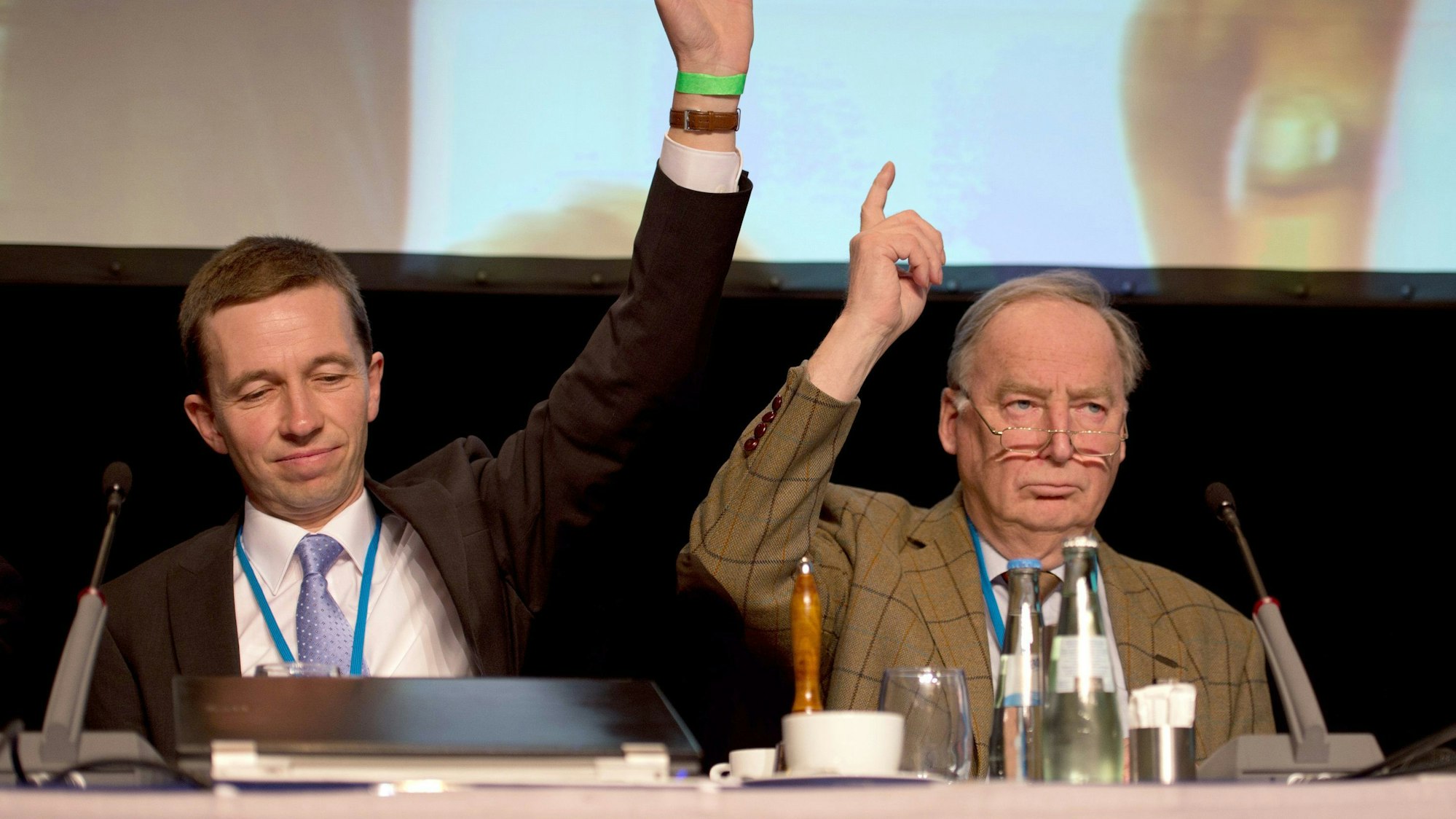 Der derzeitige Sprecher der Partei Alternative für Deutschland (AfD), Bernd Lucke (l), hebt während des Gründungsparteitages der Partei am 14.04.2013 in Berlin zusammen mit dem momentanen stellvertretenden Sprecher der Partei, Alexander Gauland, bei einer Abstimmung die Hand. Die Partei, in der auch viele ehemalige CDU-Anhänger organisiert sind, fordert das Ende des Euro. Sie hält auch eine Rückkehr zur D-Mark für möglich. Um den Austritt aus der Eurozone zu erzwingen, soll Deutschland weitere Hilfskredite für Krisenländer verweigern. Foto: Marc Tirl/dpa +++(c) dpa - Bildfunk+++
