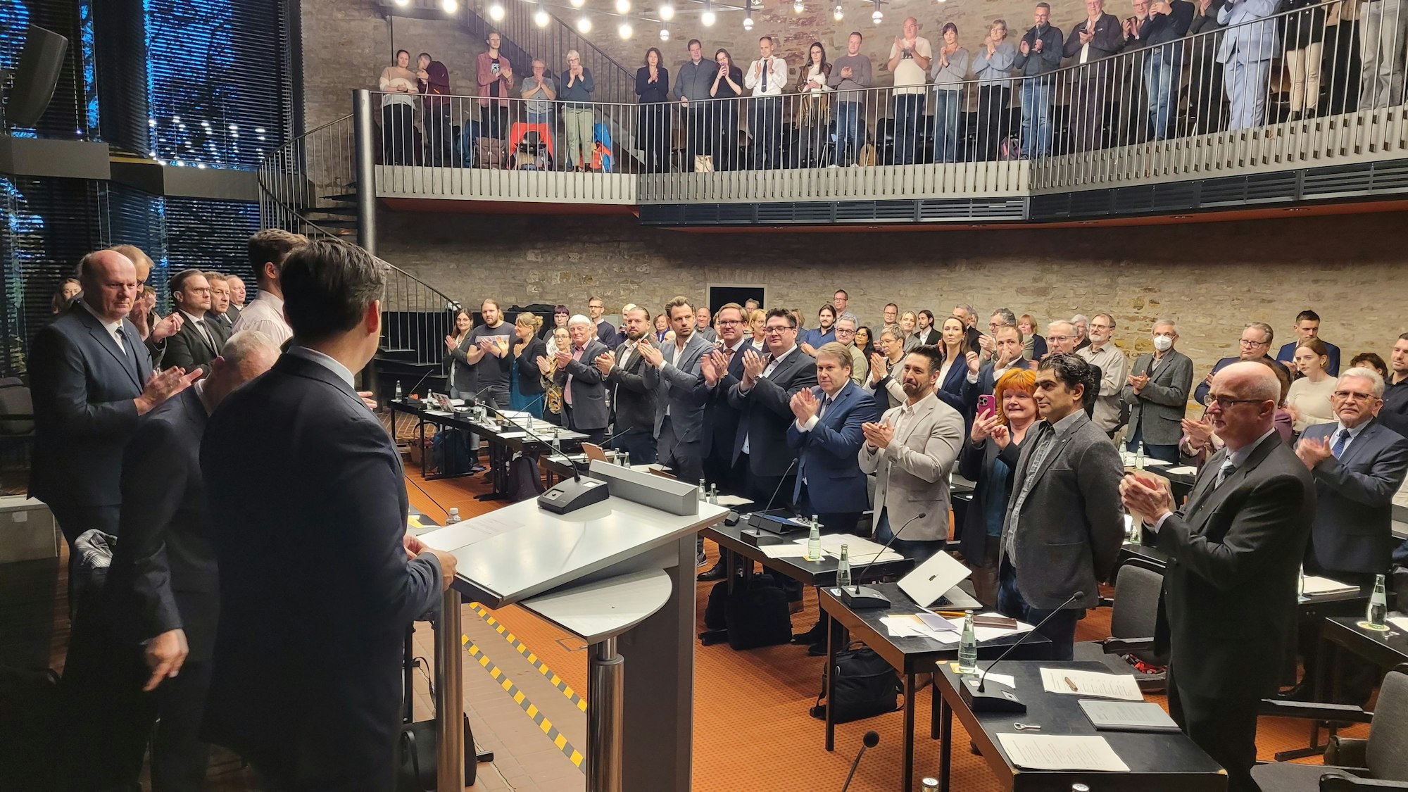 Applaus für Marcel Kreutz nach der Amtseinführung