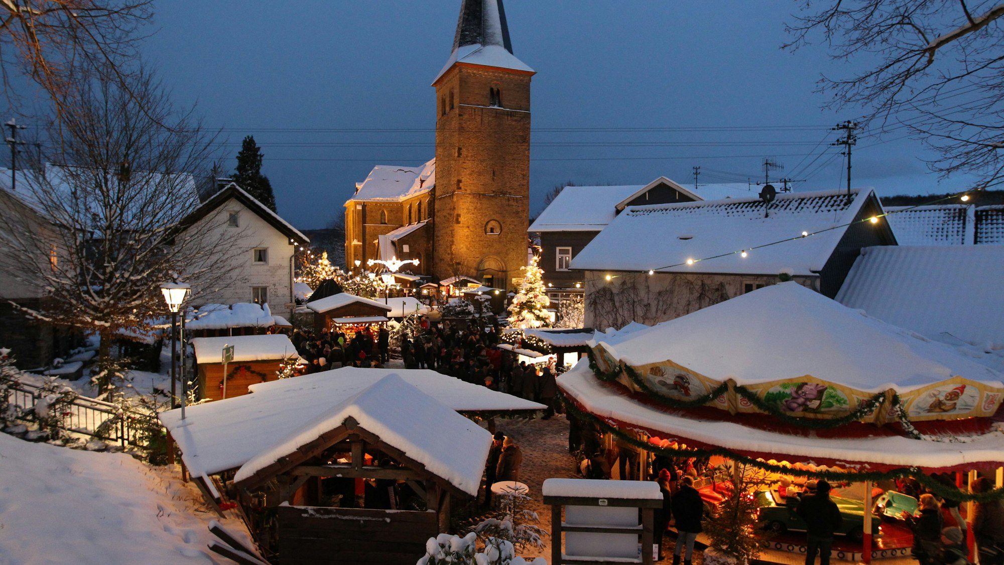 Die Döörper Weihnacht in Ruppichteroth im schneebedeckten Ortskern.