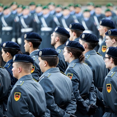 Rekruten beim feierlichen Gelöbnis zum 69. Gründungstag der Bundeswehr in Hannover.