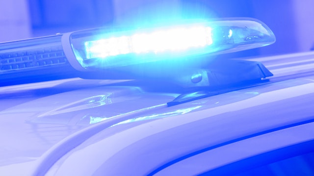 Ein Blaulicht leuchtet auf einem Einsatzfahrzeug der Polizei.