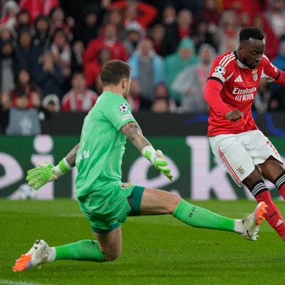 Zur Stelle: Mark Flekken pariert gegen den ehemaligen Düsseldorfer Dodi Lukebakio von Benfica Lissabon.