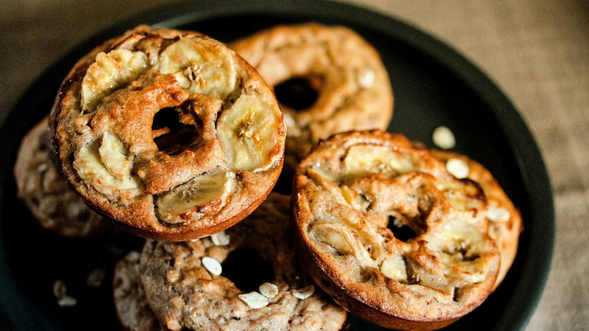 Die Süße in den Banana Bread Donuts kommt ausschließlich aus reifen Bananen und Cranberries.