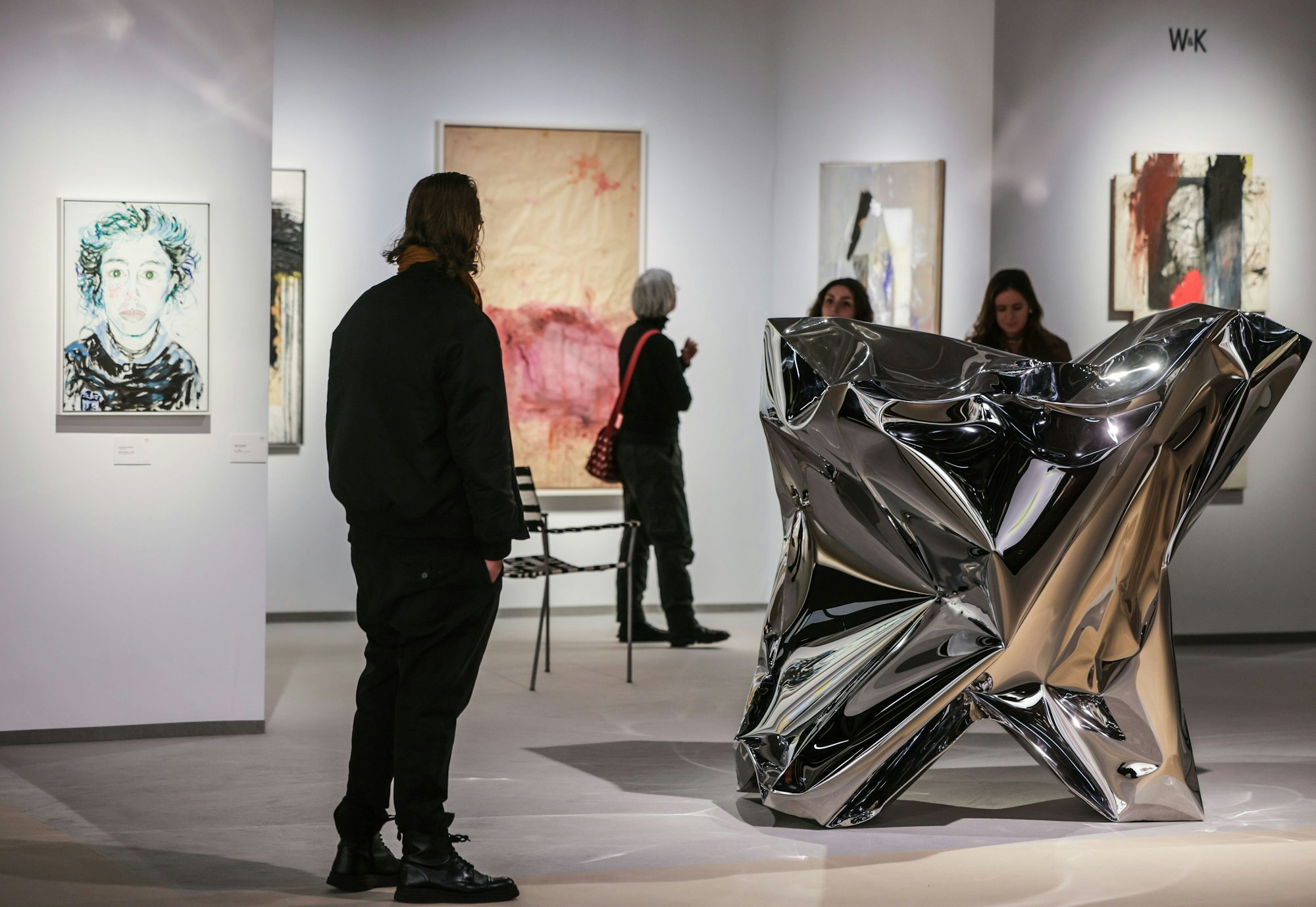 Besucher gehen über die Stände der Galerien auf Kunstmesse