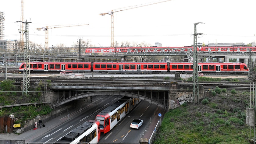 Das Fahren mit Bus und Bahnen wird zum 1. Januar 2026 teurer. (Archivbild)