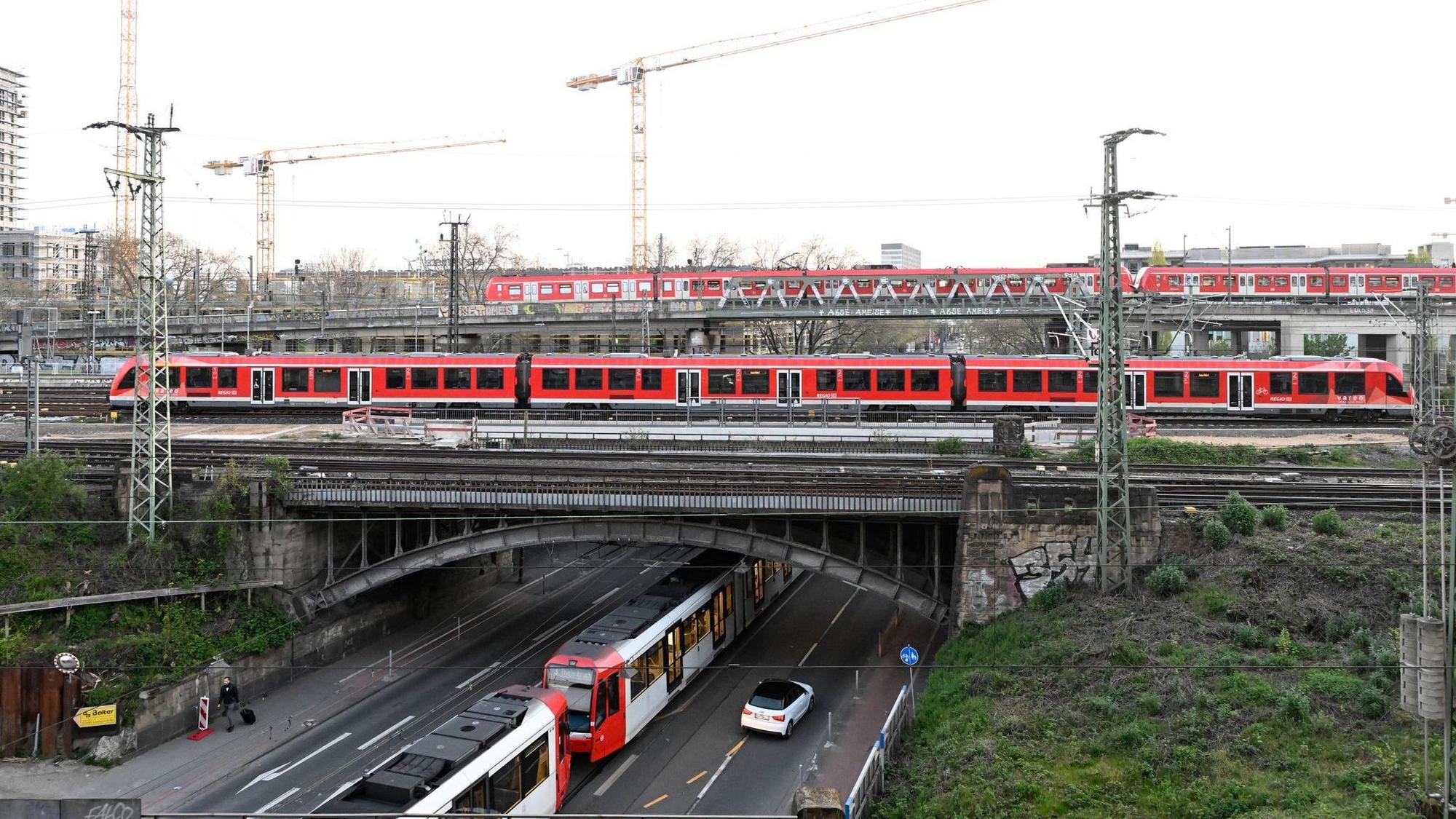 Das Fahren mit Bus und Bahnen wird zum 1. Januar 2026 teurer. (Archivbild)