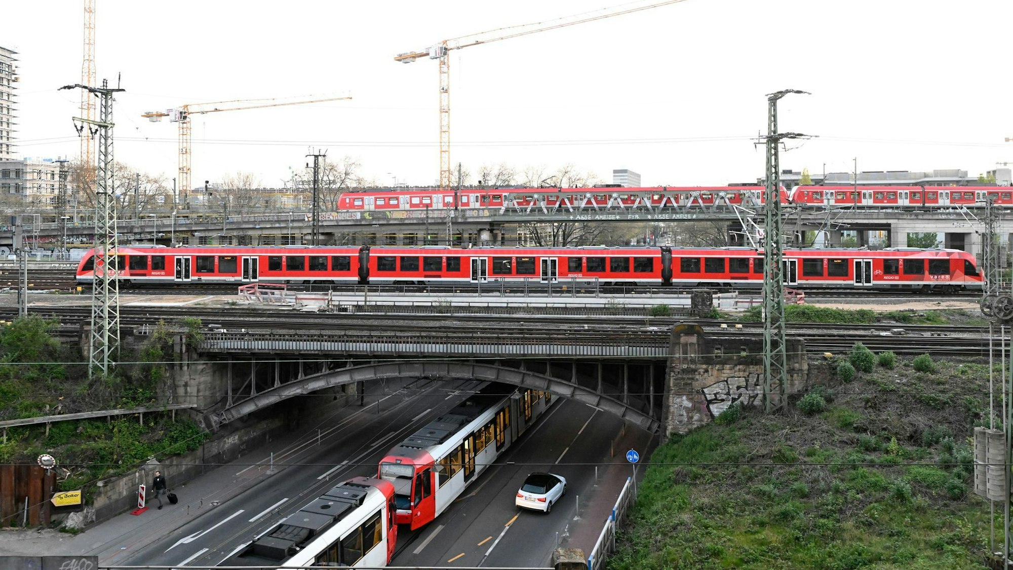 Das Fahren mit Bus und Bahnen wird zum 1. Januar 2026 teurer. (Archivbild)