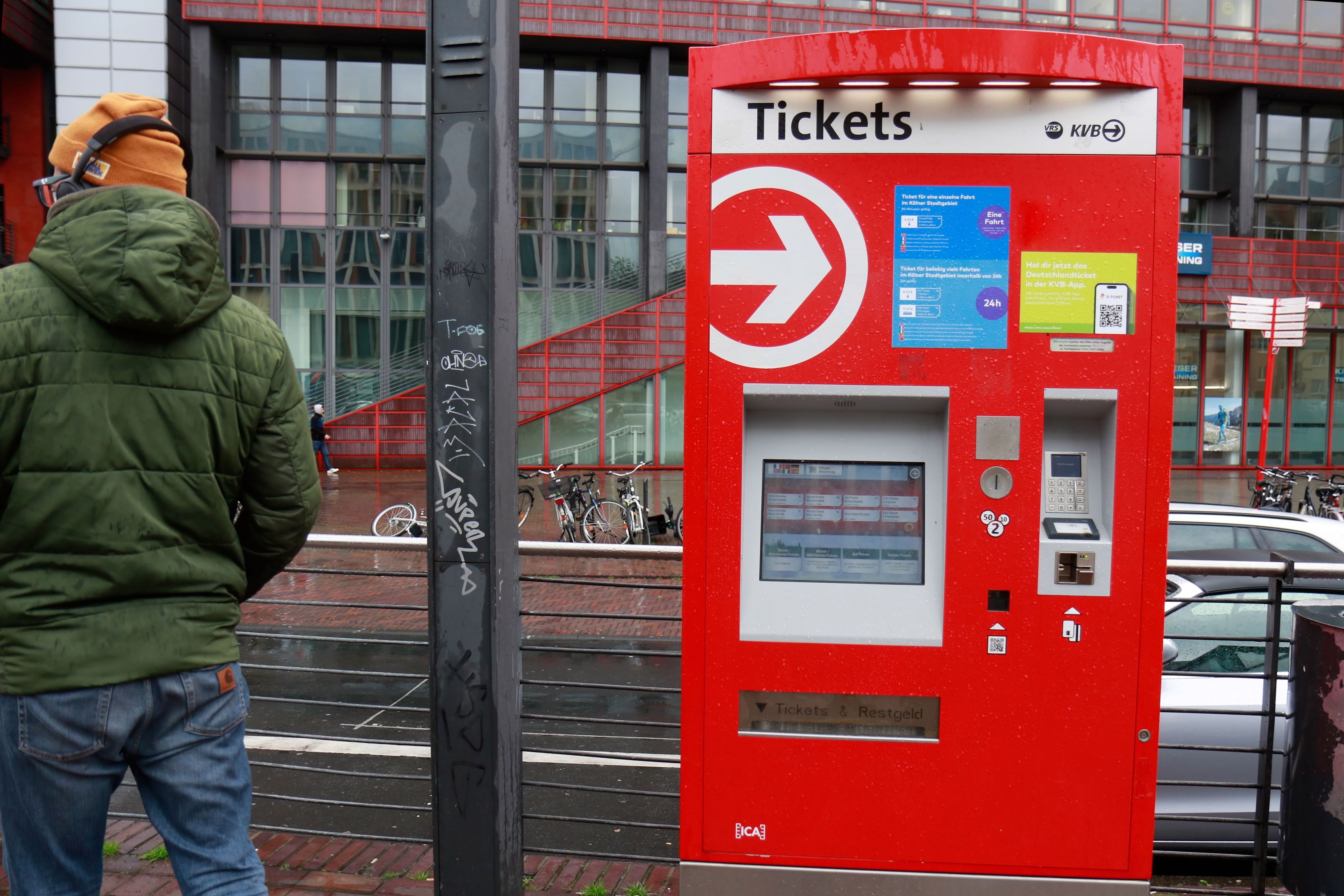 19.04.2024, Köln: Ein Fahrkartenautomat der Kölner Verkehrsbetriebe (KVB). Laut einem Medienbericht will das Verkehrsunternehmen die Anzahl an Fahrscheinautomaten reduzieren, um Geld zu sparen. Foto: Arton Krasniqi