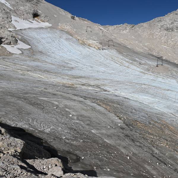 Gletscher auf dem Zugspitzplatt im Sommer 2025: Der Klimawandel lässt das Eis immer schneller schmelzen.