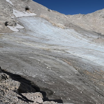Gletscher auf dem Zugspitzplatt im Sommer 2025: Der Klimawandel lässt das Eis immer schneller schmelzen.