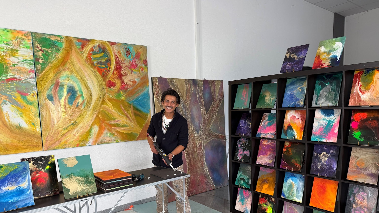 Künstler Reza Nassrollahi steht in seinem Studio zwischen seinen selbst gestalteten Kacheln.