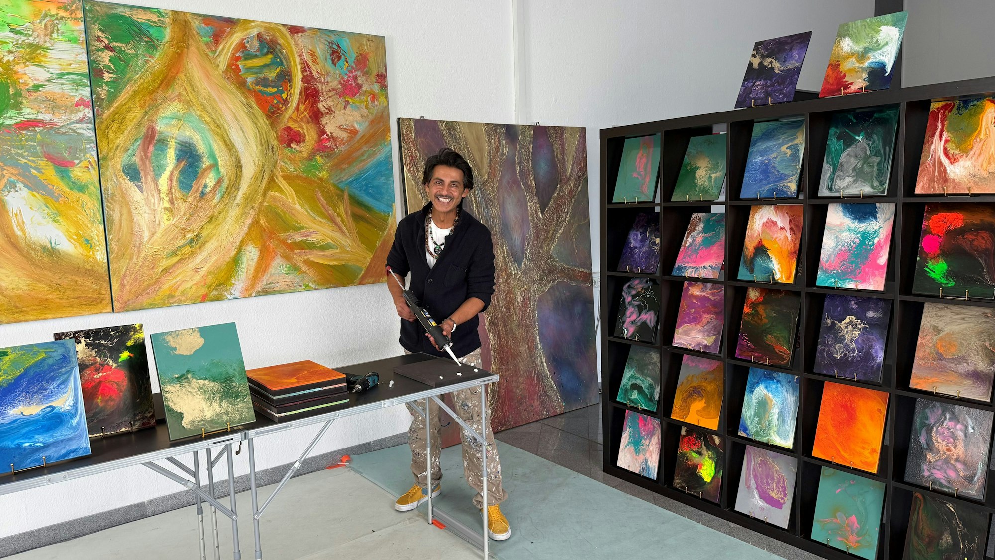 Künstler Reza Nassrollahi steht in seinem Studio zwischen seinen selbst gestalteten Kacheln.